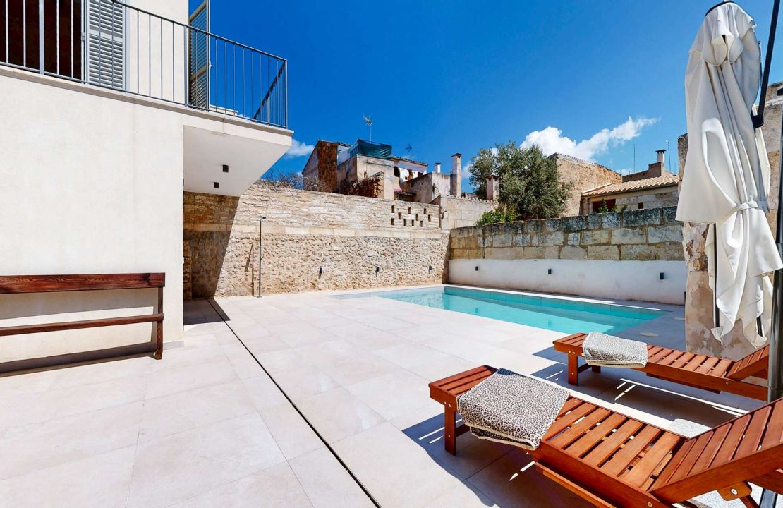 Stunning townhouse in Sa Pobla with large garden, pool and guest house
