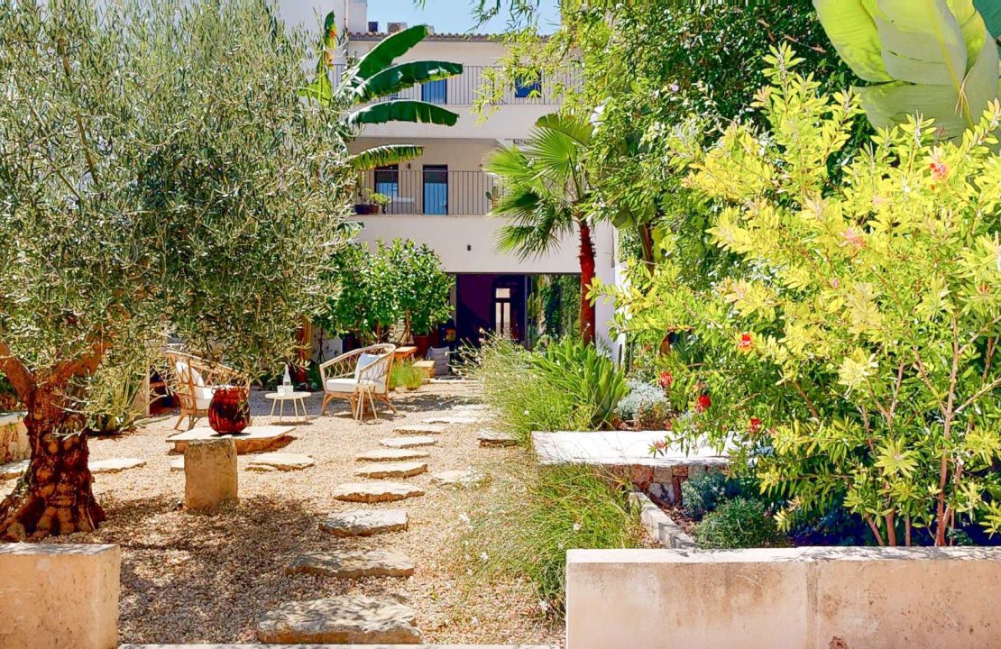 Stunning townhouse in Sa Pobla with large garden, pool and guest house