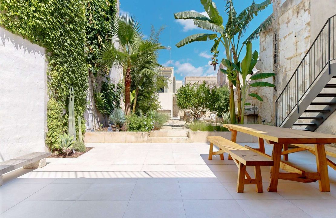 Stunning townhouse in Sa Pobla with large garden, pool and guest house