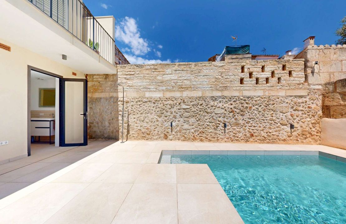 Stunning townhouse in Sa Pobla with large garden, pool and guest house