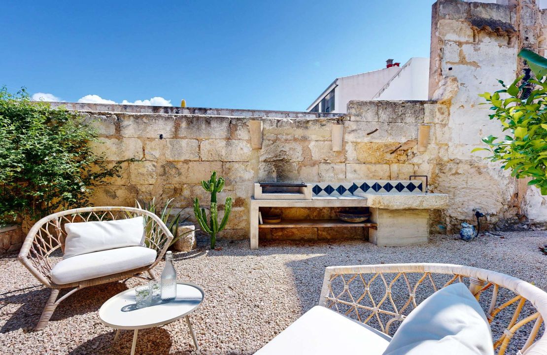 Stunning townhouse in Sa Pobla with large garden, pool and guest house