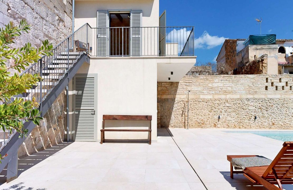 Stunning townhouse in Sa Pobla with large garden, pool and guest house