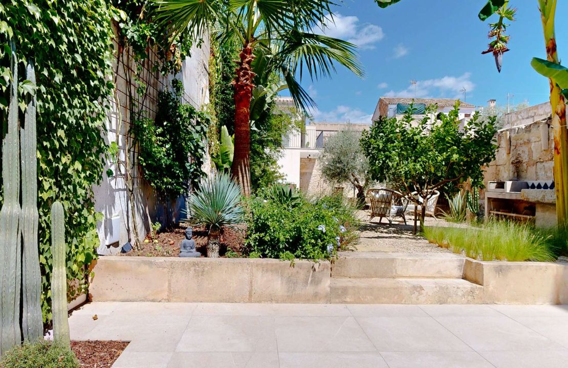 Stunning townhouse in Sa Pobla with large garden, pool and guest house