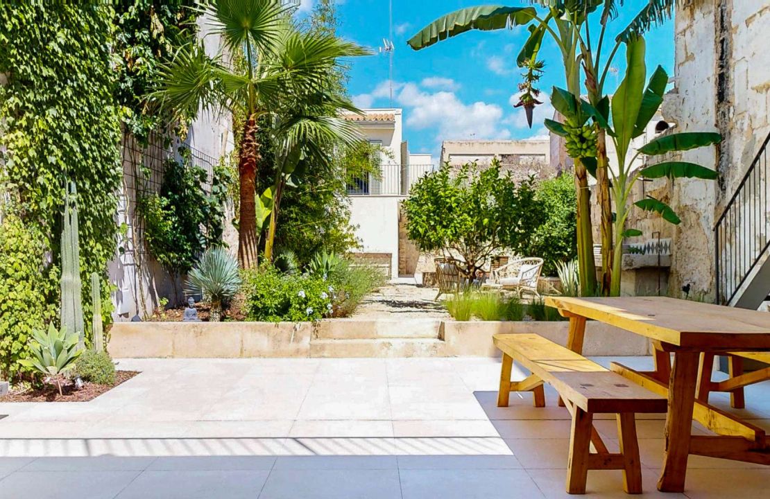 Stunning townhouse in Sa Pobla with large garden, pool and guest house