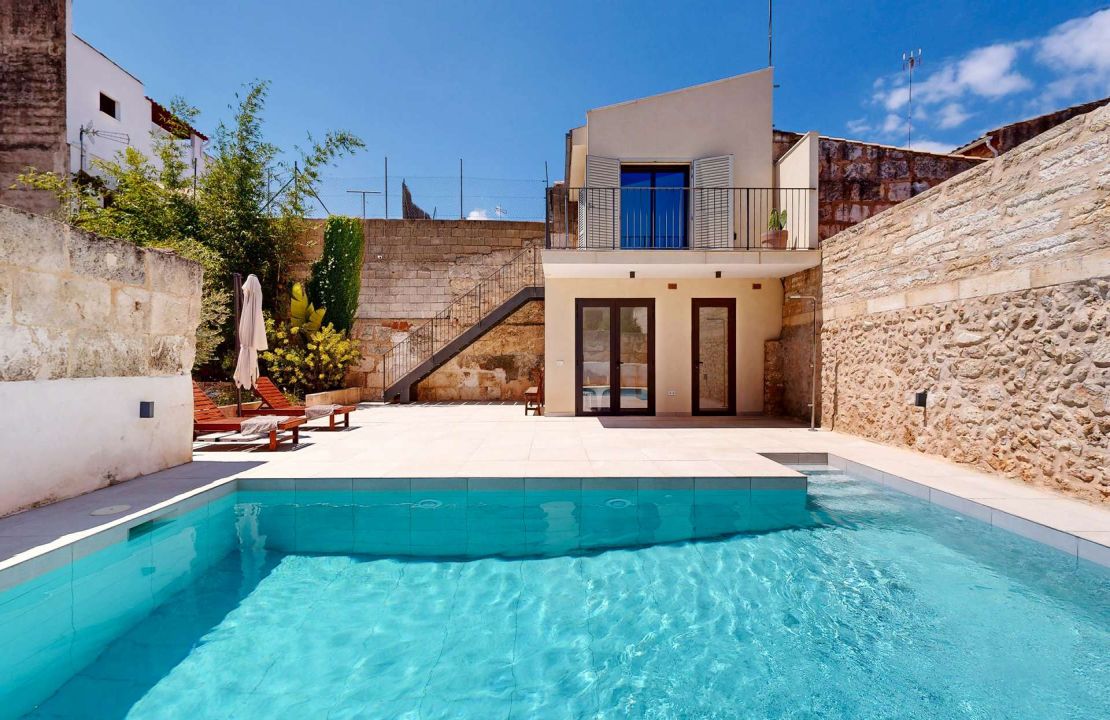 Stunning townhouse in Sa Pobla with large garden, pool and guest house