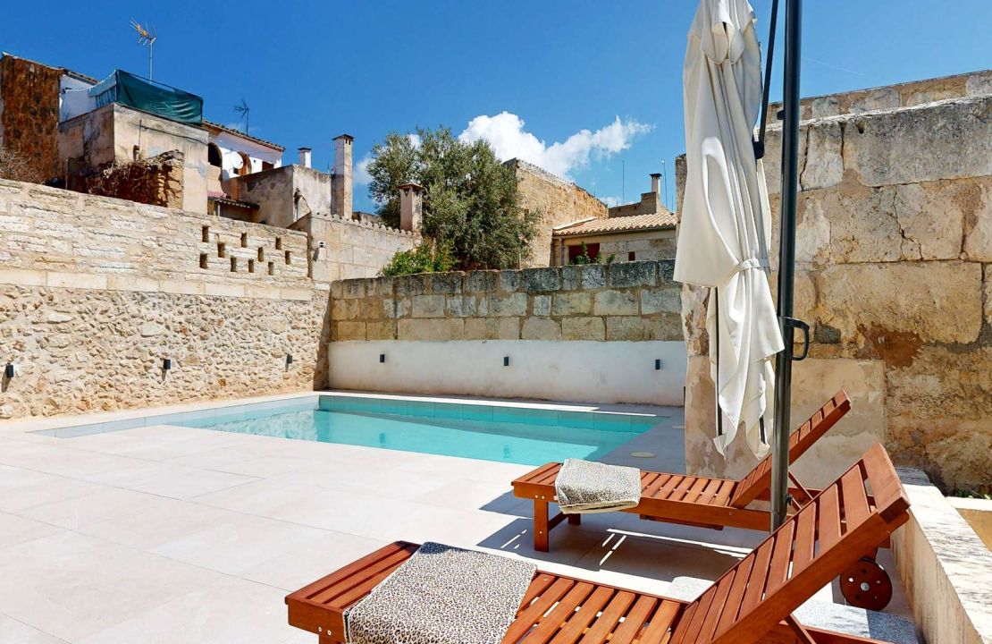 Stunning townhouse in Sa Pobla with large garden, pool and guest house