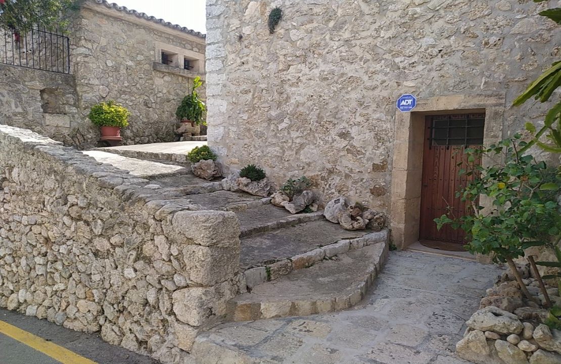 Campanet casa de pueblo con jardín en venta