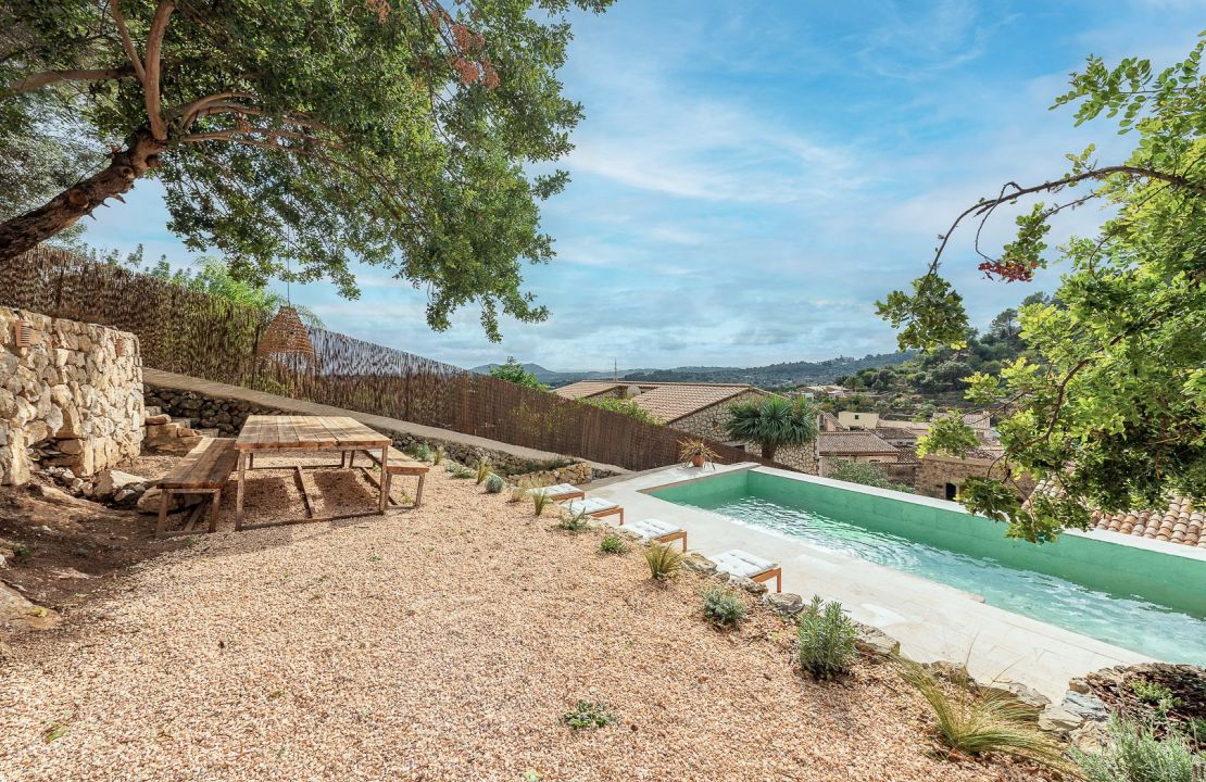 Beautifully restored townhouse with pool in Caimari