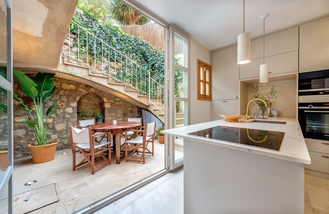 Beautifully restored townhouse with pool in Caimari