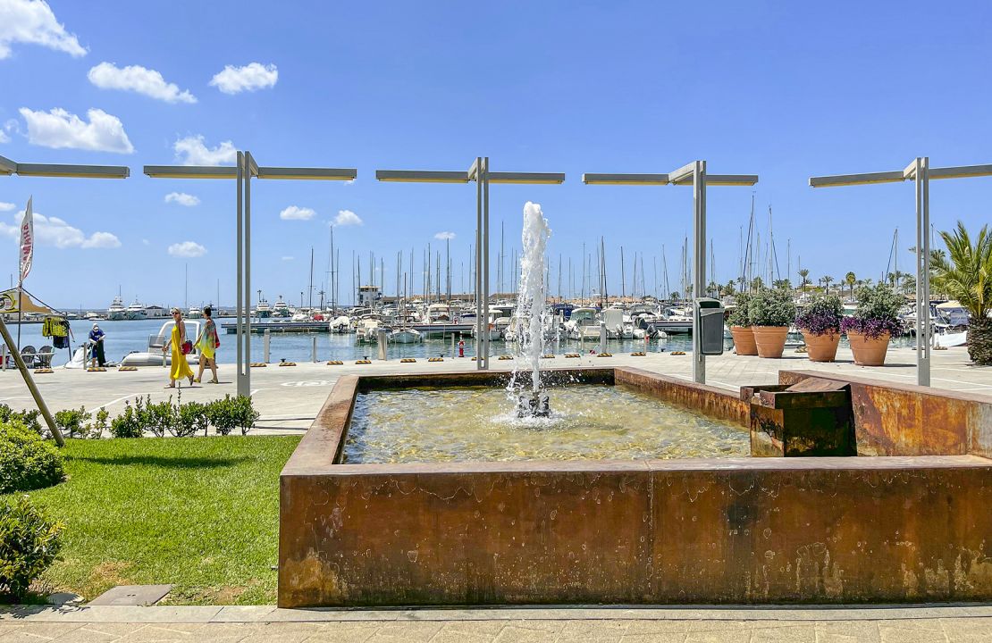 Apartamento en venta en primera linea en el paseo marítimo de Alcudia Mallorca