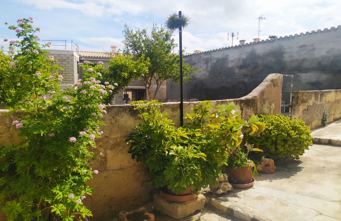 Campanet casa de pueblo con jardín en venta
