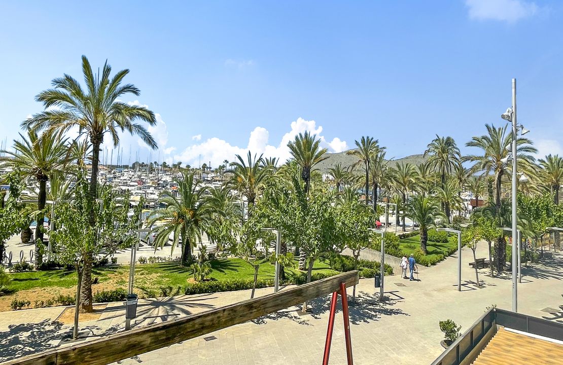 Apartamento en venta en primera linea en el paseo marítimo de Alcudia Mallorca
