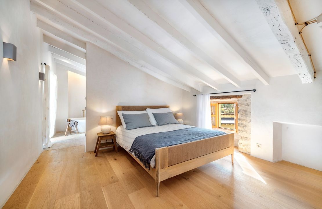 Beautifully restored townhouse with pool in Caimari