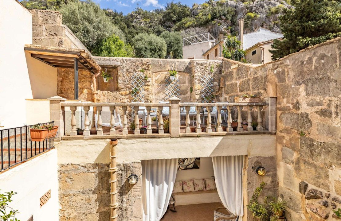Historic Townhouse in Pollensa with Patio and Terraces for Sale
