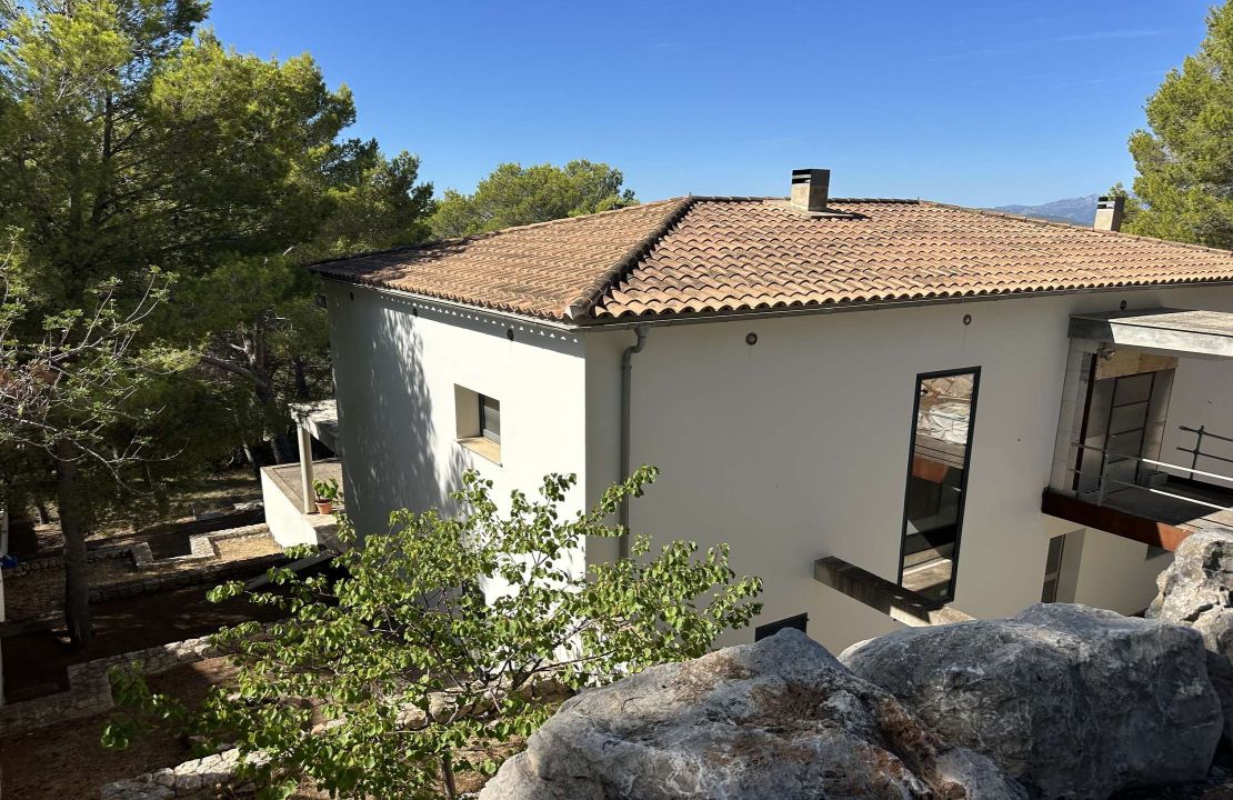 Unique Opportunity in Boanire Alcudia: Villa with Infinity Pool & Sustainable Features