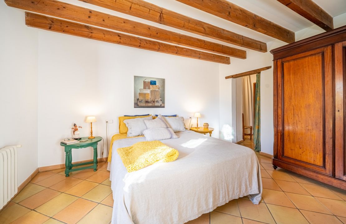 Manor house in Campanet, Mallorca with pool and garden with views