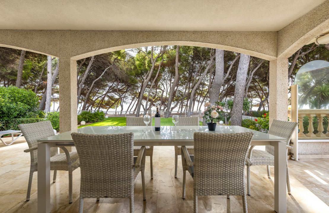 First line Villa for sale with holiday rental license in Playa de Alcudia