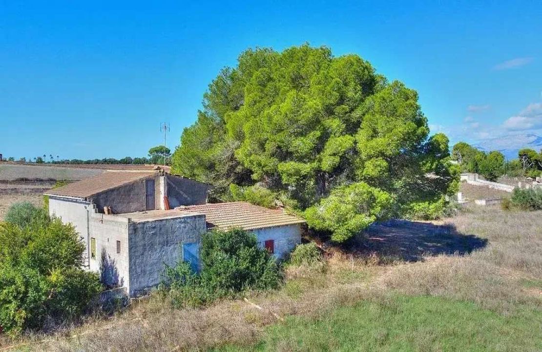 Parcela con proyecto de construcción en venta en Muro cerca de la playa