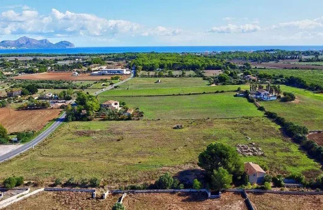 Parcela con proyecto de construcción en venta en Muro cerca de la playa