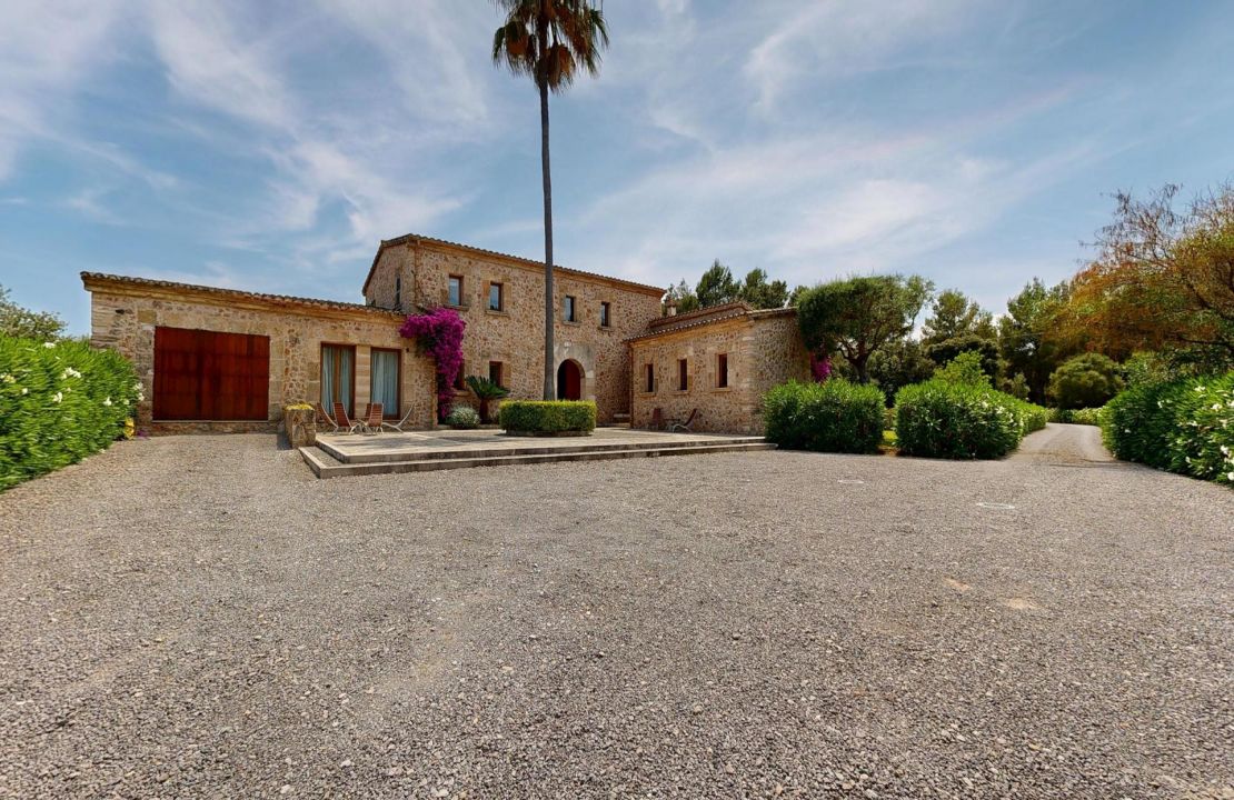 Traditional Elegance in the Countryside Near Pollensa with Holiday Rental License for 12 People for Sale