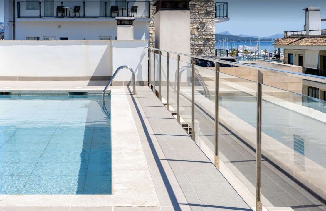 Apartamento de alquiler a largo plazo de dos dormitorios con piscina comunitaria en Puerto de Pollença