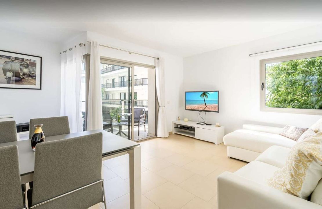 Apartamento de alquiler a largo plazo de dos dormitorios con piscina comunitaria en Puerto de Pollença