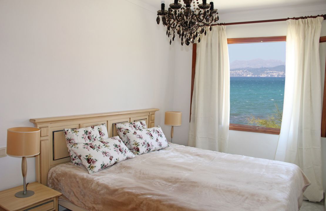 Charmantes Haus in zweiter Linie in Son Serra de Marina mit Meerblick und Ferienvermietungslizenz zu verkaufen.
