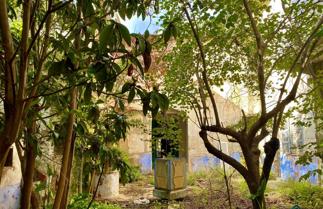 Herrschaftliches Stadthaus im historischen Zentrum von Sa Pobla zu verkaufen mit einem Geschäftshaus und zwei Wohnungen