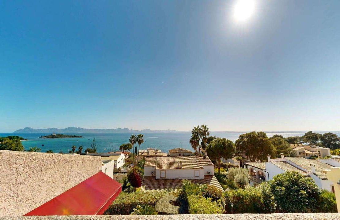 Nueva oferta - Villa en venta Golf Alcanada Alcudia con vistas al mar y garaje