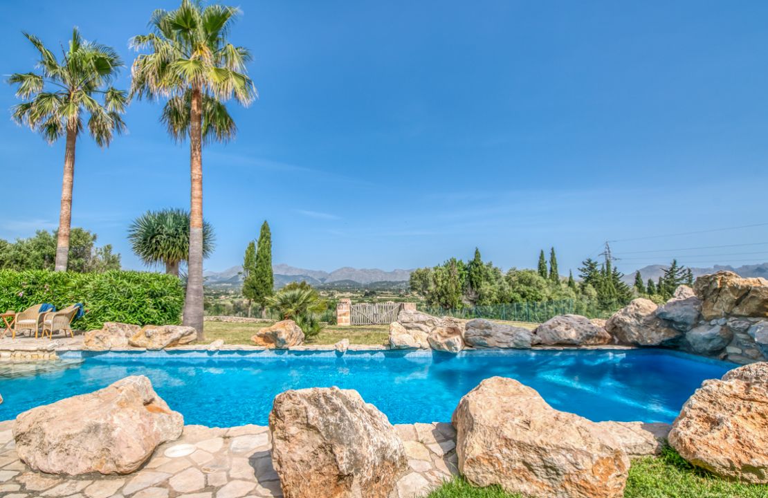 Finca in Mallorca Alcudia mit Lizenz zur Ferienvermietung, Pool und Tennisplatz zu verkaufen