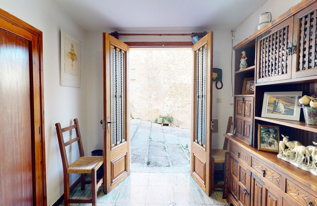 Casa mallorquina para renovar situada en las escaleras del Calvari de Pollensa en venta