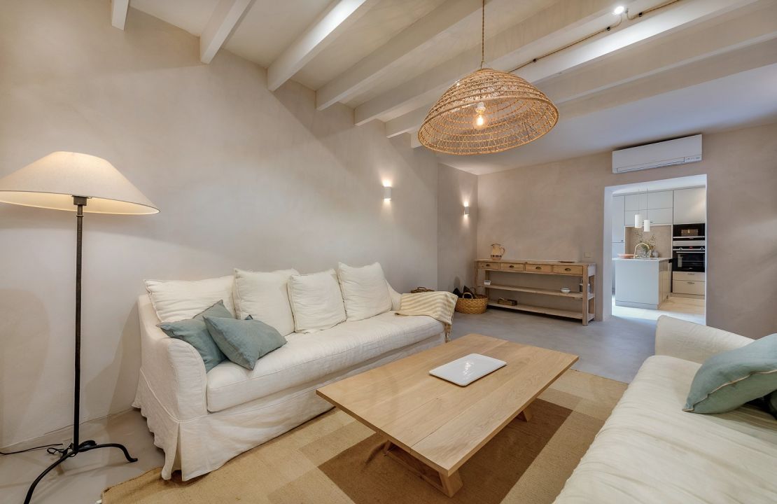 Beautifully restored townhouse with pool in Caimari