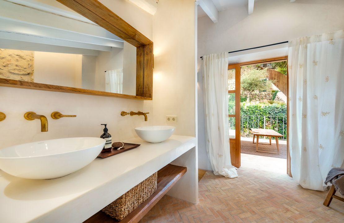 Beautifully restored townhouse with pool in Caimari