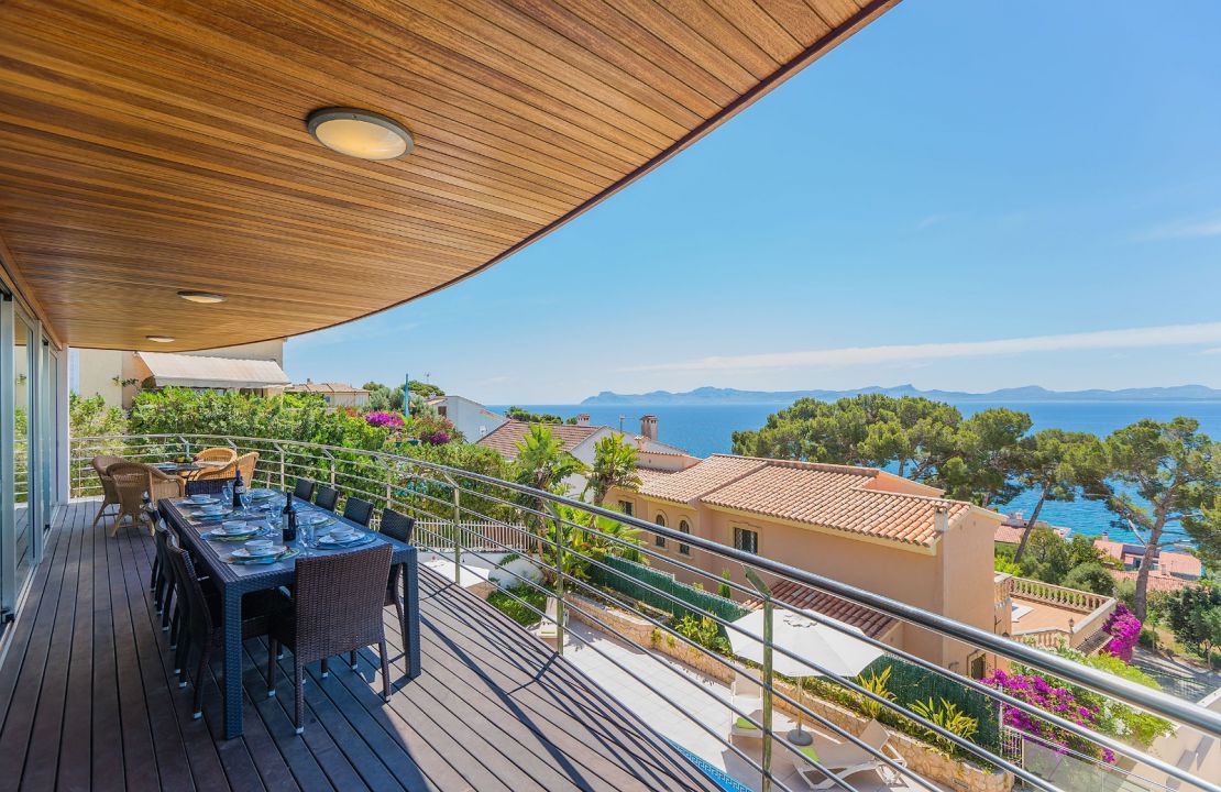 Luxus-Villa mit fantastischem Meerblick und Lizenz zur Ferienvermietung in Alcanada, Alcudia, Mallorca zu verkaufen