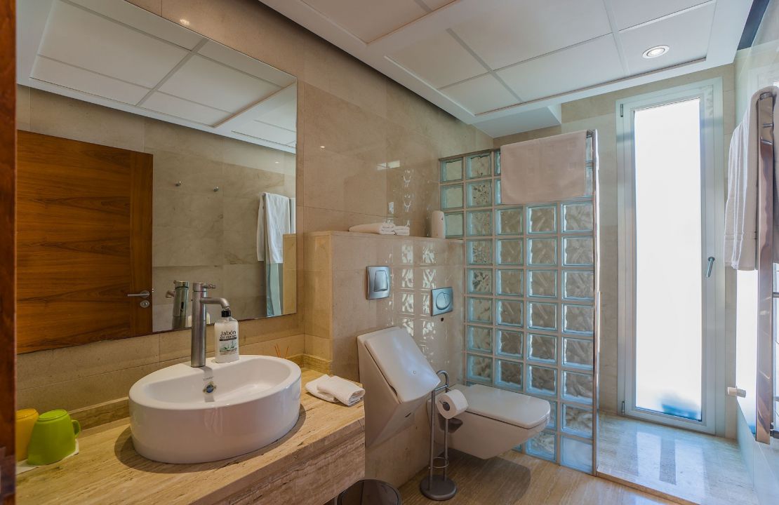 Luxus-Villa mit fantastischem Meerblick und Lizenz zur Ferienvermietung in Alcanada, Alcudia, Mallorca zu verkaufen