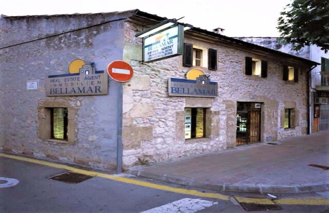 Townhouse in Puerto Pollensa with covered private parking space for sale.