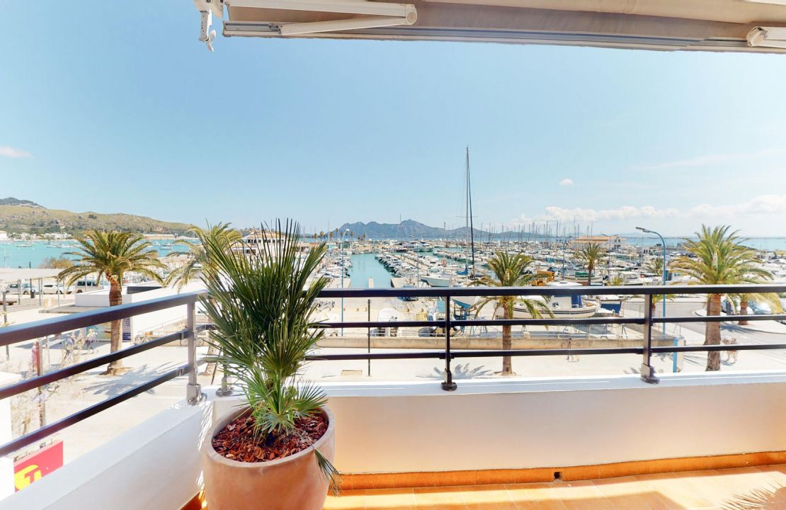 Magnificent duplex apartment in Puerto Pollensa first line to the sea for sale