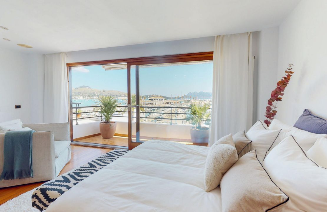 Magnificent duplex apartment in Puerto Pollensa first line to the sea for sale