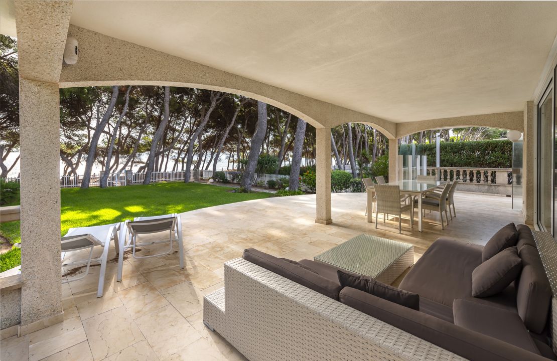 First line Villa for sale with holiday rental license in Playa de Alcudia