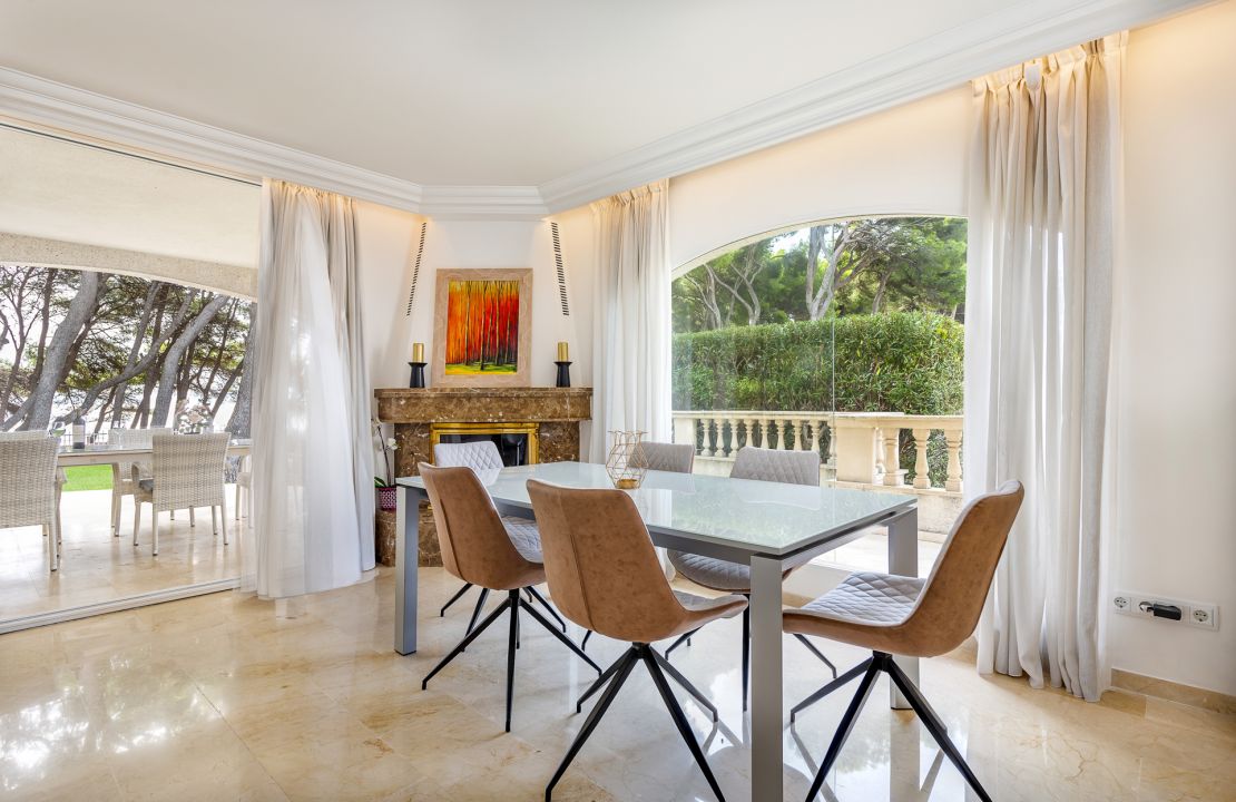 First line Villa for sale with holiday rental license in Playa de Alcudia