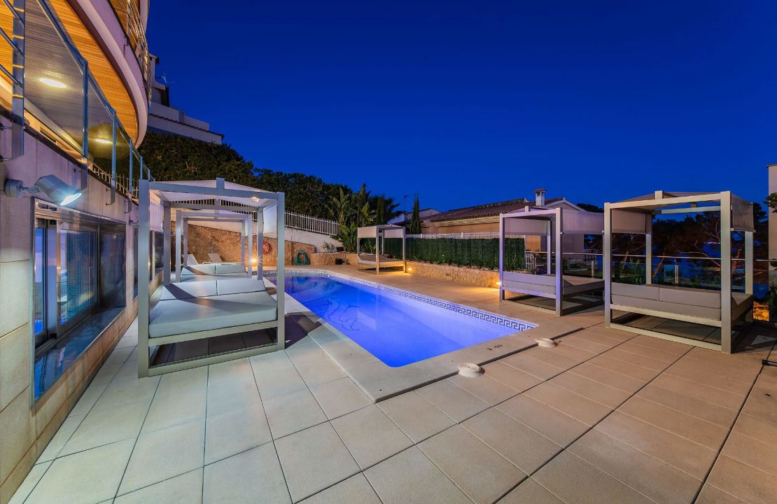 Luxus-Villa mit fantastischem Meerblick und Lizenz zur Ferienvermietung in Alcanada, Alcudia, Mallorca zu verkaufen