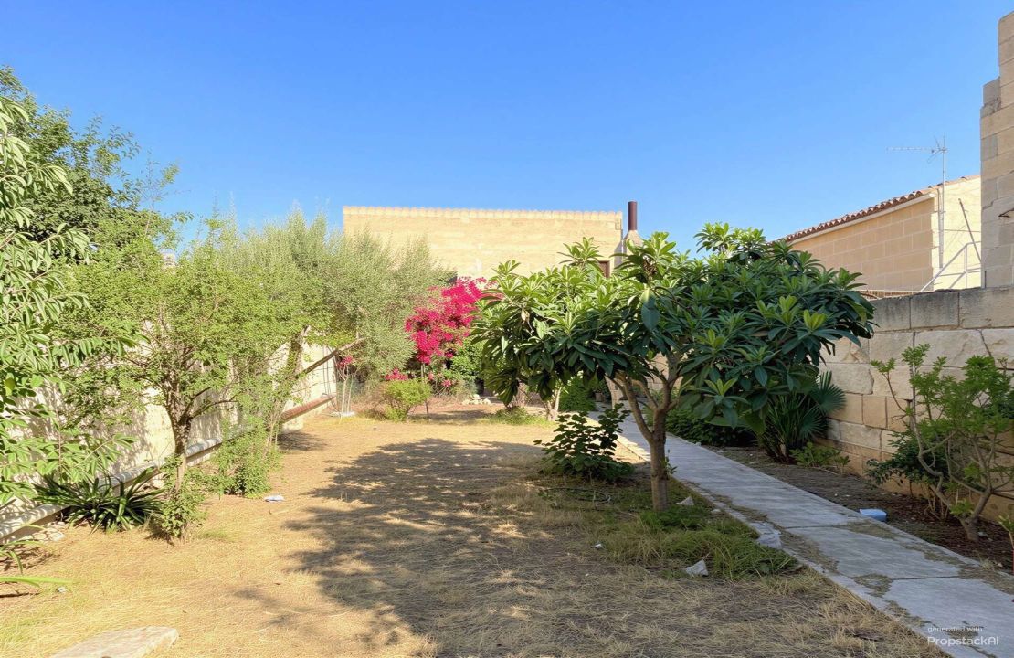 Casa de pueblo con jardín y casa de invitados en Sa Pobla en venta