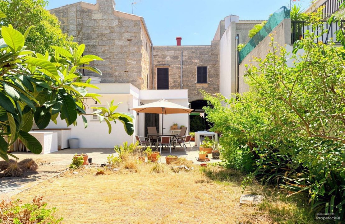 Casa de pueblo con jardín y casa de invitados en Sa Pobla en venta