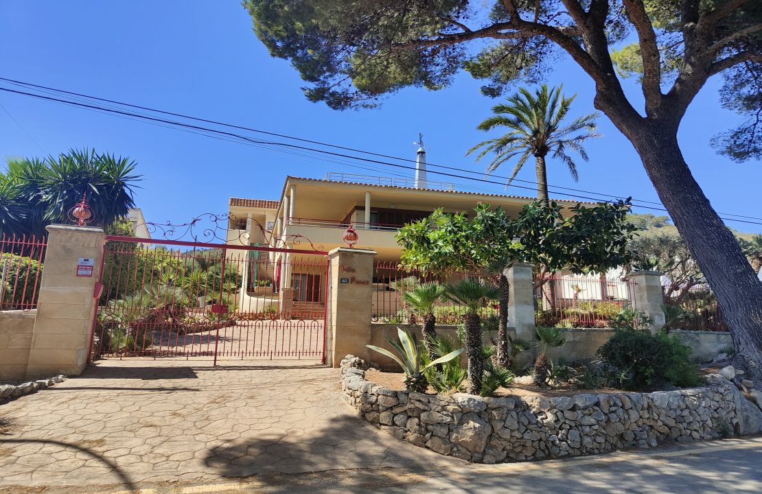 Front-line apartment in Alcanada Alcudia Mallorca for sale