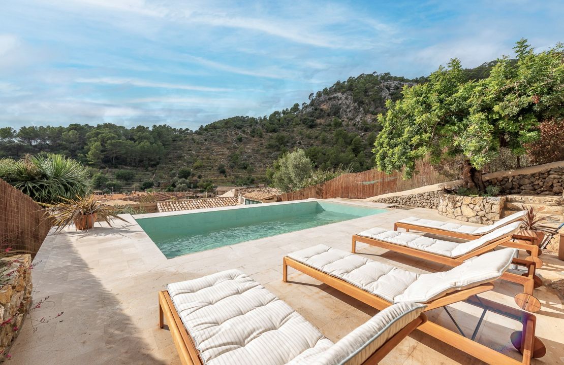 Beautifully restored townhouse with pool in Caimari