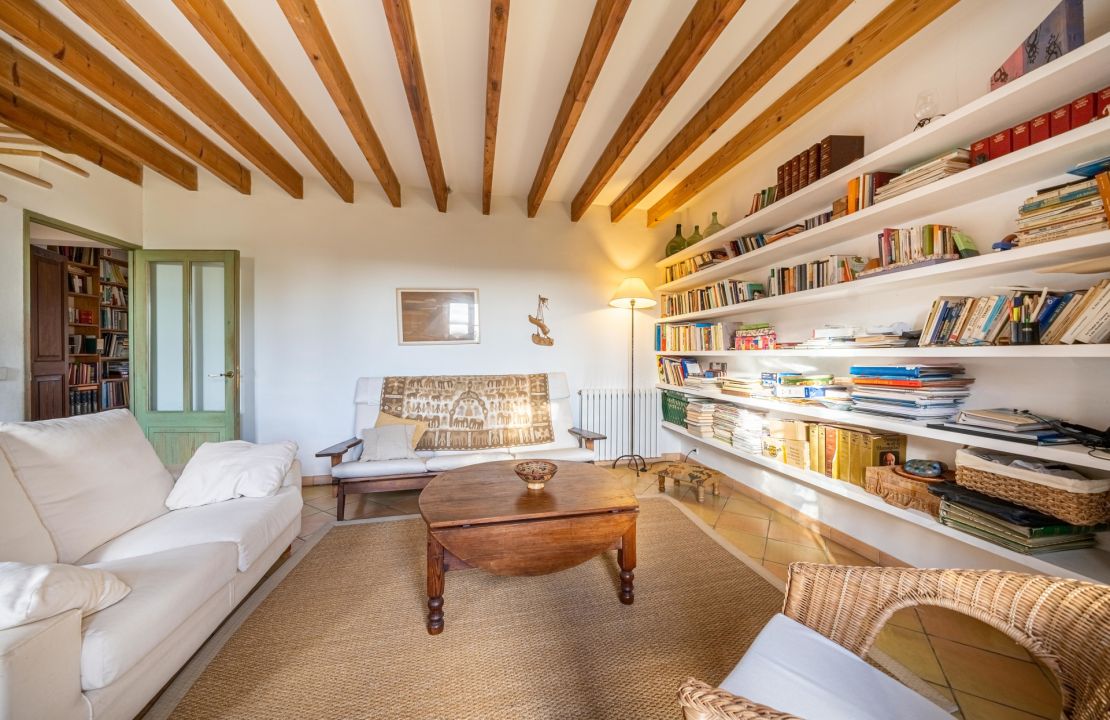 Manor house in Campanet, Mallorca with pool and garden with views