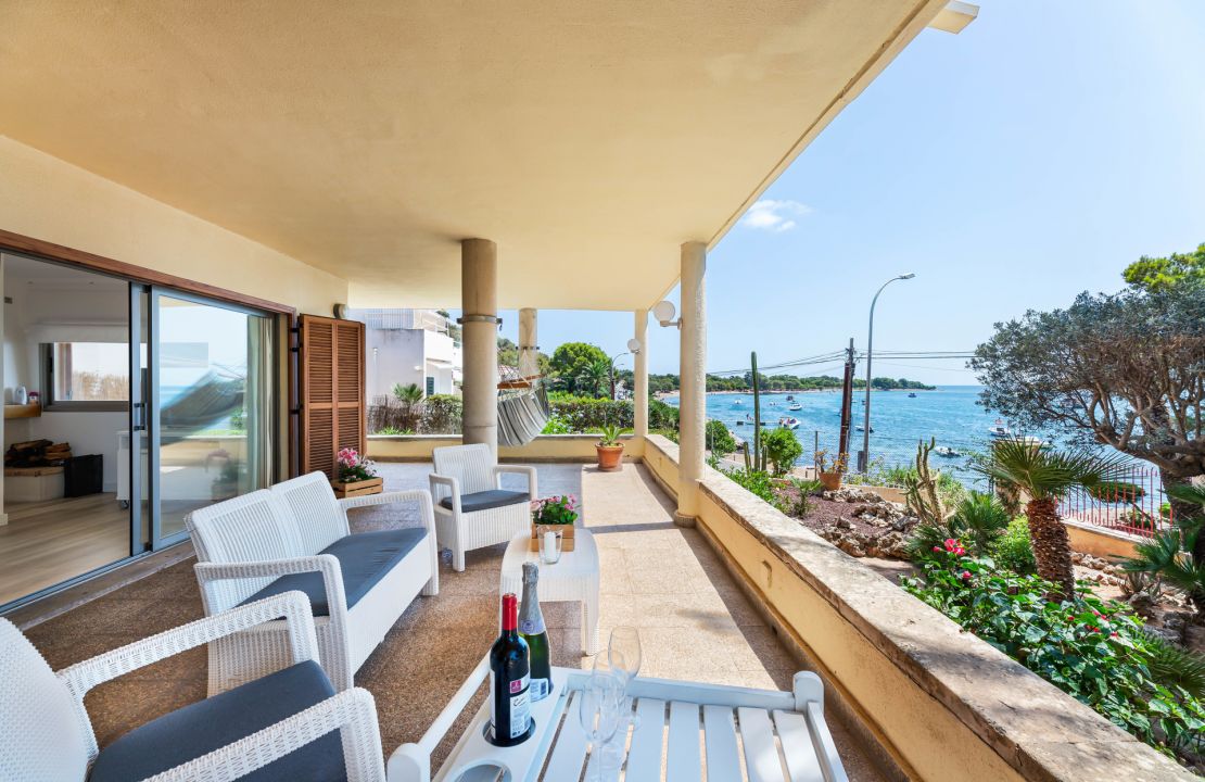 Front-line apartment in Alcanada Alcudia Mallorca for sale