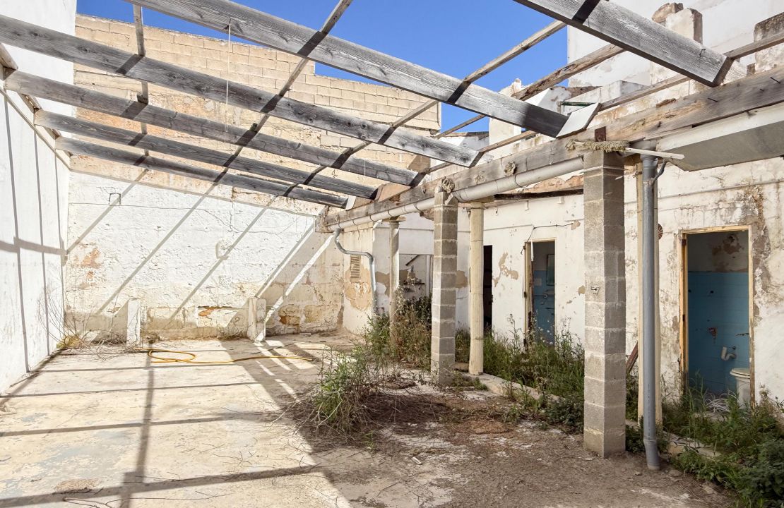 Geschäftslokal und einer Wohnung zu verkaufen in Puerto Pollensa Mallorca