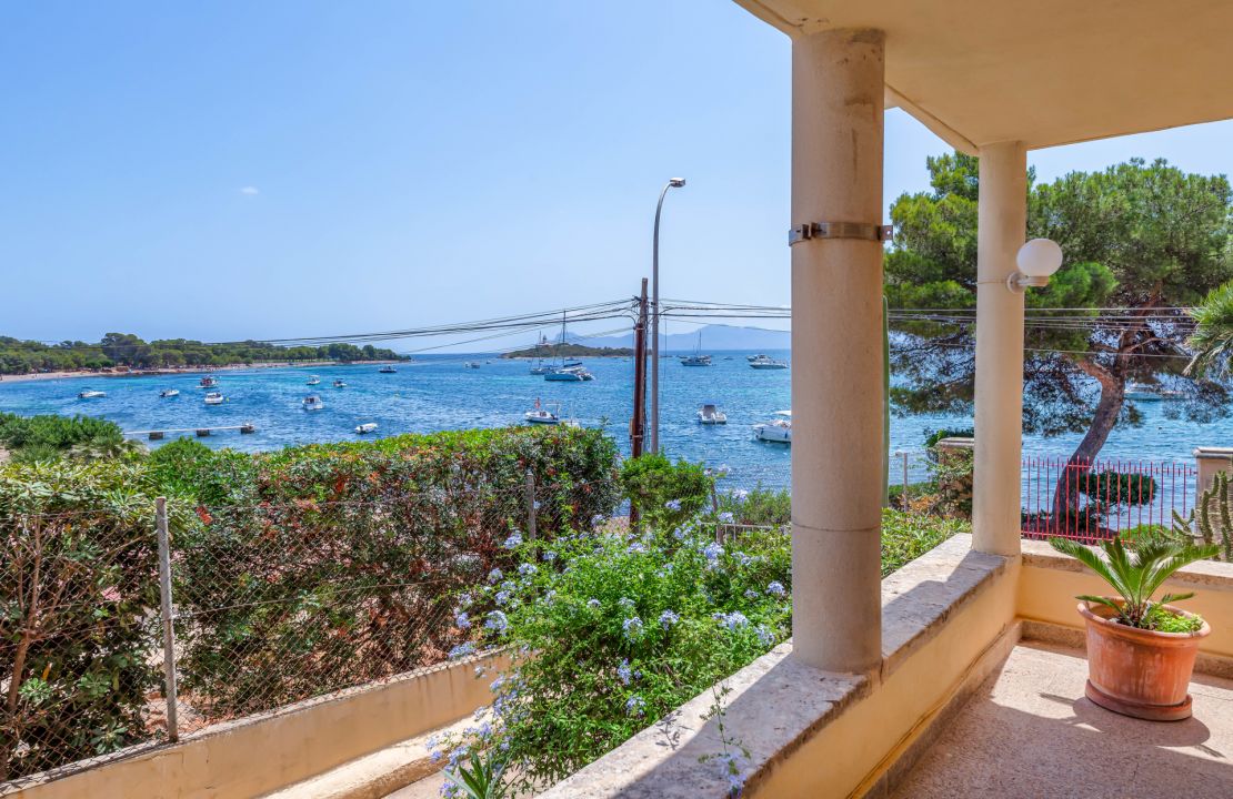Front-line apartment in Alcanada Alcudia Mallorca for sale