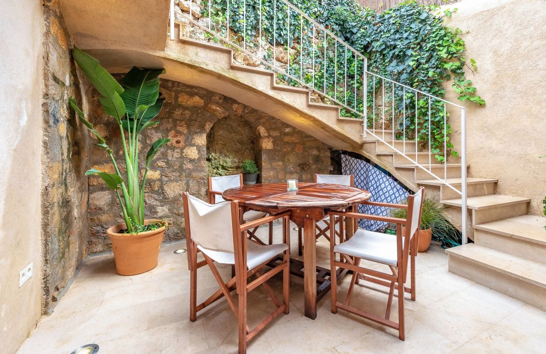 Beautifully restored townhouse with pool in Caimari